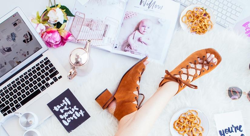 E-commerce platforms launch year-end fashion sales