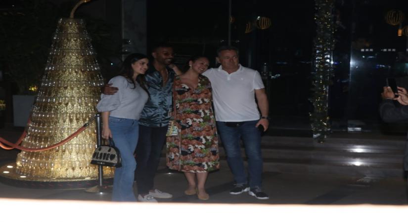 Hardik and Natasa were clicked by celebrity photographer Manav Manglani as they stopped to pose for a few photo-ops by before getting into a suburban restaurant. (Photo Courtney: Manav Manglani)