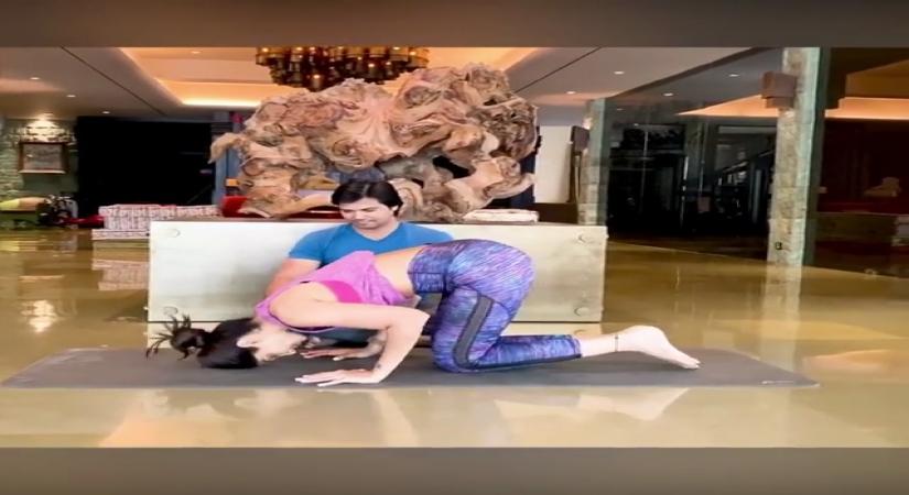 As soon as she is done with the holiday and party season, Shilpa Shetty is back to her workout and how! Being the fitness freak that she is, the actress keeps experimenting with new Yoga asanas every now and then. And the latest in her list is the Mayurasana, which the actress has nailed with perfection!