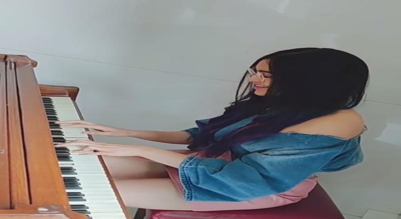Gues what actress Adah Sharma's free-time passion is. She spends a lot of time on the piano. The actress, who has just started finding a firm foothold in Bollywood lately, prefers not to party on weekends as many other Bollywood stars do. Rather, she spends time pottering over the keys of her piano, and honing her skills.