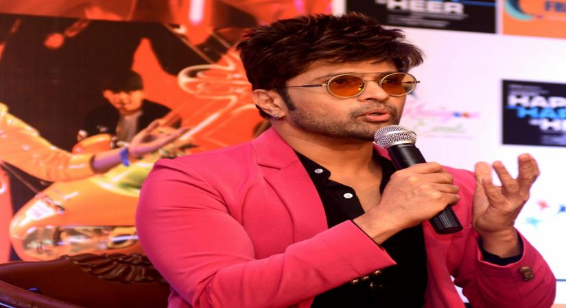 Kolkata: Singer-actor Himesh Reshammiya during the promotion of his upcoming film "Happy Hardy and Heer" in Kolkata on Nov 28, 2019. (Photo: IANS)