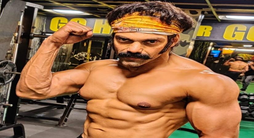 Actor Arya, who will be seen playing a boxer in Pa. Ranjith's upcoming Tamil film, has stunned fans with his ripped look.