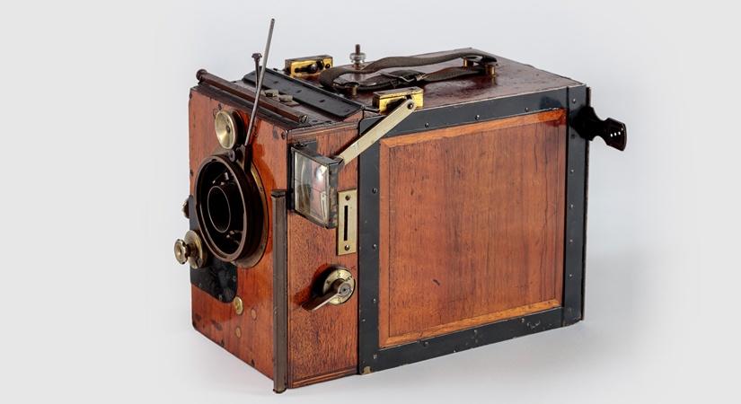 Debries Parvo motion picture camera