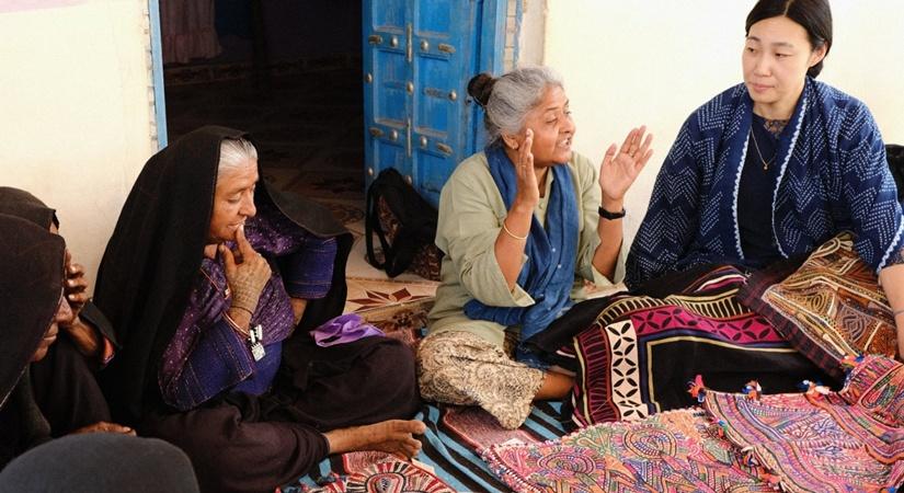 Dehbariya Rabari Artisians of Qasab interacting with Japanese buyer