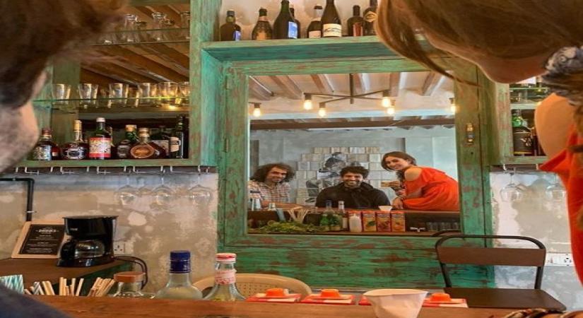 Bollywood actress Sara Ali Khan shared a mirror selfie along with her "Love Aajkal 2" director Imtiaz Ali and co-actor Kartik Aaryan. She tagged the photograph as "terrific trio". Sara on Tuesday morning shared the mirror selfie from the sets of their upcoming film on Instagram. It has over 526 k likes on the photo-sharing website.