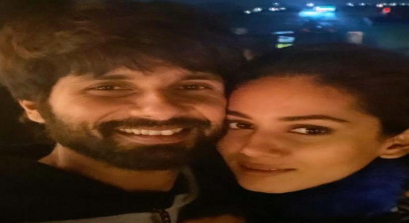 Mumbai, March 29 (IANS) Bollywood actor Shahid Kapoor took over the kitchen to treat his wife Mira Rajput with some pancakes.