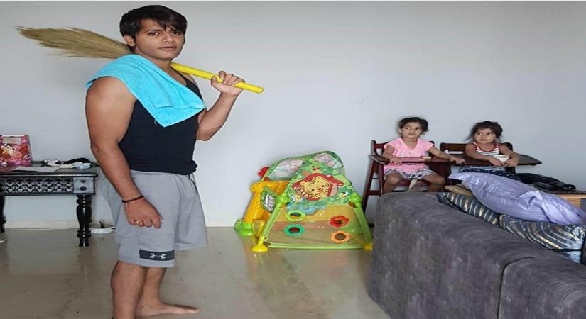 Karanvir Bohra urges men to help wives in chores during COVID-19 pandemic.