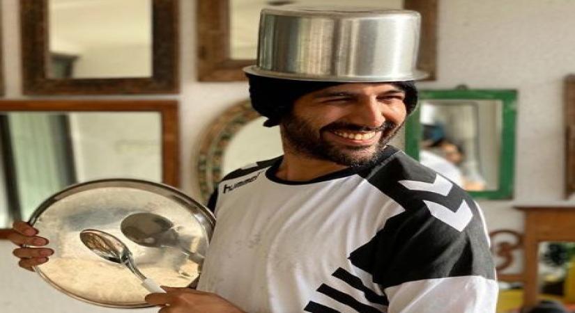 Actor Kartik Aaryan beating a 'thali' to express his appreciation for those who have worked round the clock to contain the deadly Covid-19.