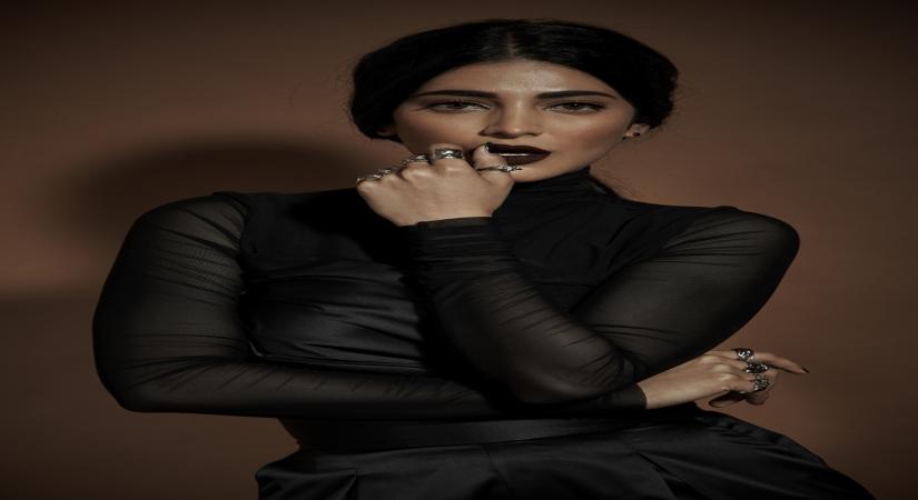 Chennai, March 29 (IANS) Actress-singer Shruti Haasan has been active on social media ever since the lockdown began a few days ago. She has been sharing recipes along with hair and skin care tips. The actress has now decided to go live on Instagram with interactions featuring select guests.