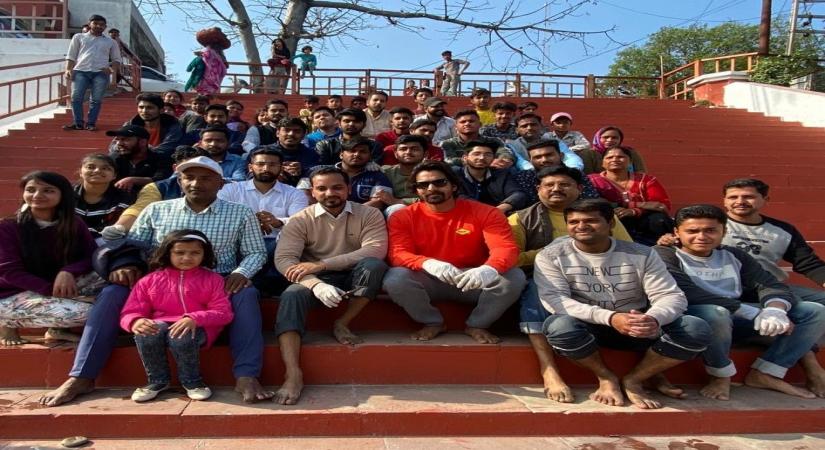 Harshvardhan Rane helps clean river Ganga in Uttarakhand.