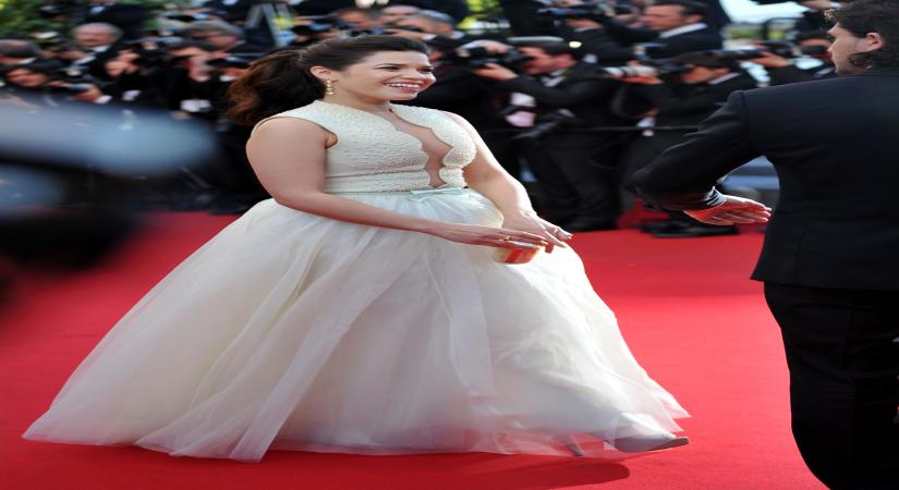 CANNES, May 16, 2014 (Xinhua) -- American actress America Ferrera arrives for the premiere of "How to Train Your Dragon 2" during the 67th Cannes Film Festival, in Cannes, France, May 15, 2014. (Photo: Xinhua/Chen Xiaowei/IANS)