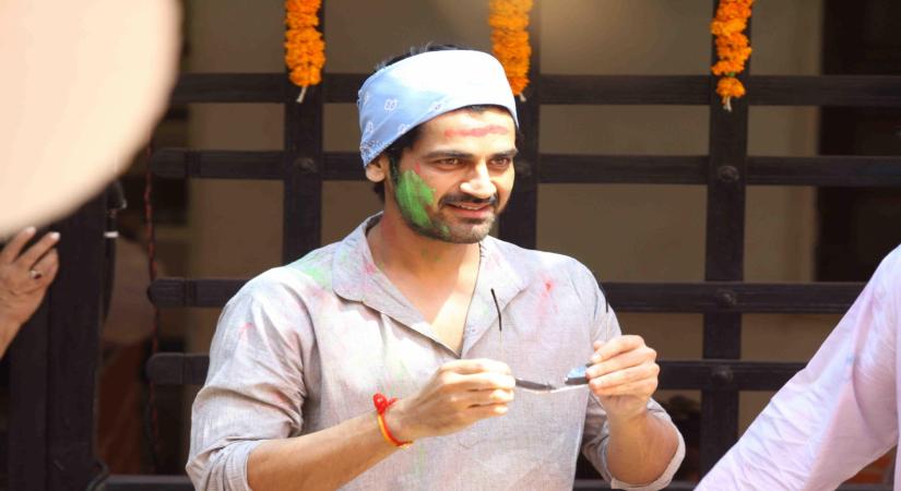 Mumbai: Actor Arjan Bajwa celebrate Holi festival at Shabana Azmi and Javed Akhtar`s residence in Mumbai, on March 6, 2015. (Photo: IANS)