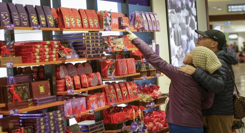 Daily tasks such as cutting, tearing or twisting open plastic bottles, chocolate packaging and containers at home also generate small amounts of microplastics - pieces of plastic that pollute the environment and may risk humans, warn researchers. (File Xinhua/Liang Sen/IANS)