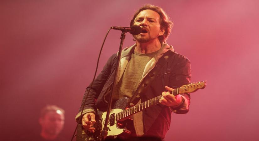 BOGOTA, Nov. 26, 2015 (Xinhua) -- Image taken on Nov. 25, 2015 shows Eddie Vedder, lead singer of the American rock band Pearl Jam, playing a song during the band concert held at Simon Bolivar Park in Bogota city, capital of Colombia, Nov. 26, 2015. (Xinhua/Jhon Paz) (jg) (ah/IANS)