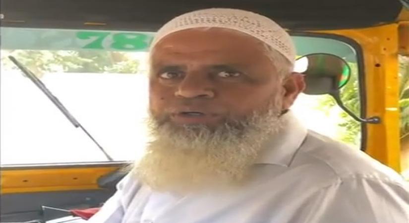 Ditching the luxury of swanky cars, Bollywood actress Raveena Tandon jumped into an auto to attend her niece's mehendi ceremony.