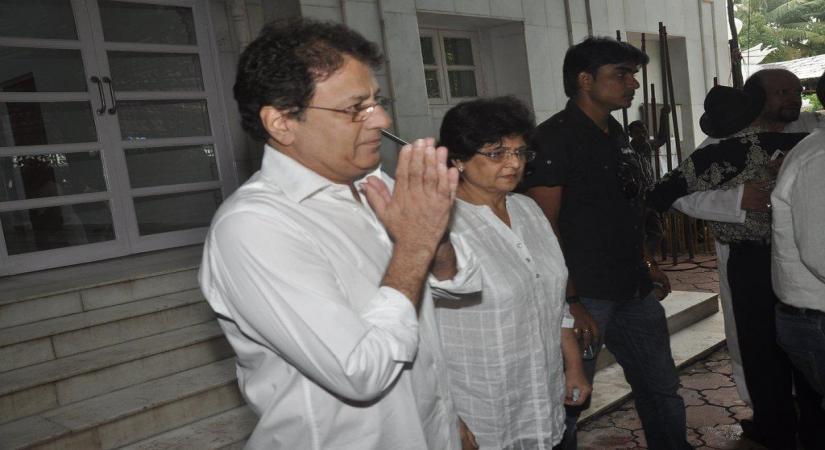 Mumbai, March 30 (IANS) A snapshot of Arun Govil watching "Ramayan" on television with his grandchildren has gone viral on social media. In the picture, the veteran actor play Ram in the popular eighties serial, is seen catching up the show all over again at home.