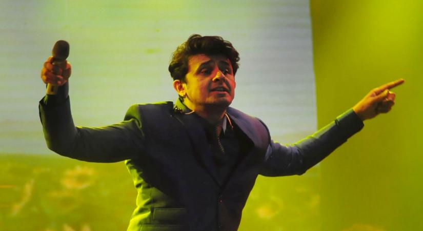 Singer Sonu Nigam performs during "Khasdar Krida Mahotsav" in Nagpur on Jan 25, 2019. (Photo: IANS)