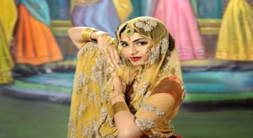Sonam Kapoor channels her inner Madhubala in new pic.