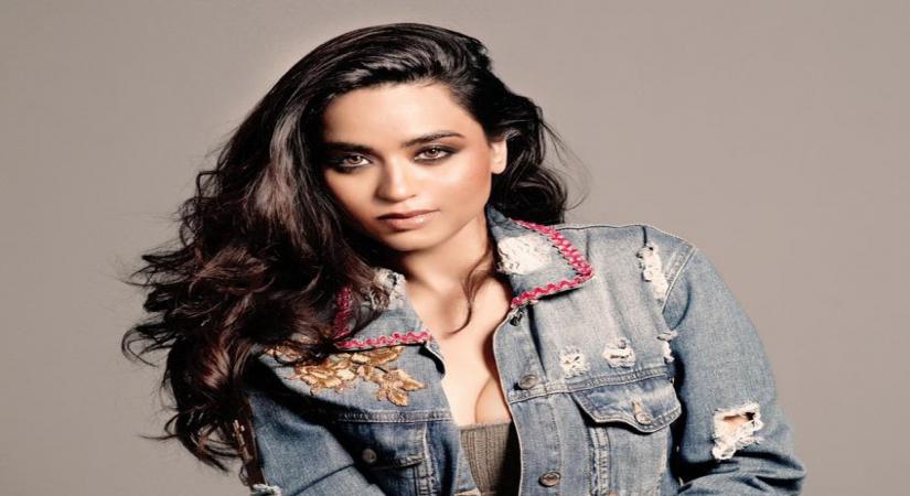 Soundarya Sharma stuck in LA, raises funds for Indian community.