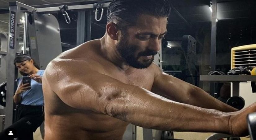When Salman caught Jacqueline clicking his pic.