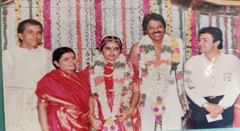 1990. Rishi Kapoor flew down specially from Mumbai to Chennai to attend the wedding of Tina Films International Director K. Ravi Shankar & Jayashree, and posed along with his parents veteran filmaker A. Krishnamurthi & Mathuram.