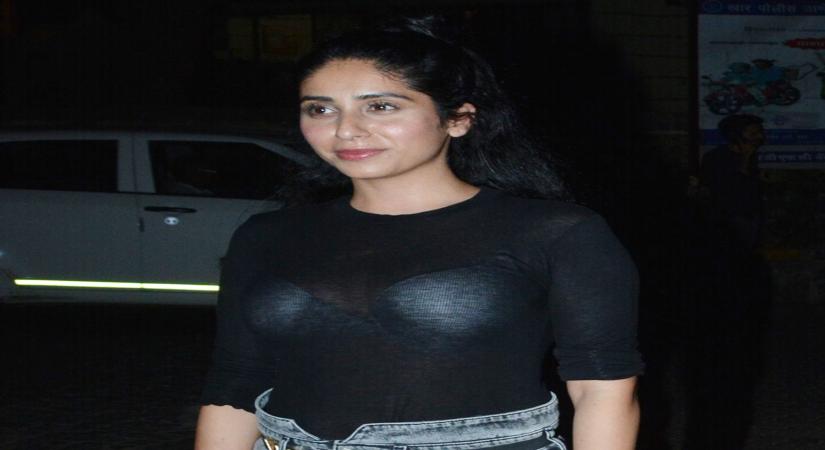 Mumbai: Singer Neha Bhasin seen at Mumbai' Bandra on March 8, 2019. (Photo: IANS)