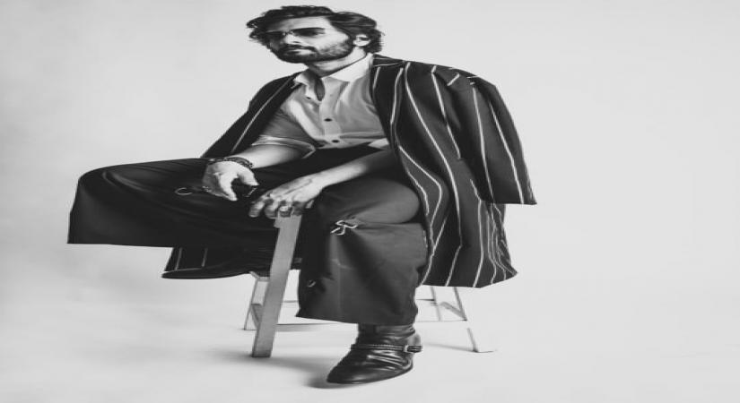 Mumbai, April 1 (IANS) Actor Ali Fazal will be seen romancing "Qubool Hai" fame Surbhi Jyoti in a new song titled "Aaj bhi", which is sung by Vishal Mishra.