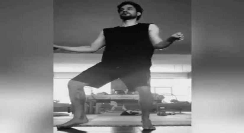 Kunal Kemmu 'looks cool' during impromptu dance.