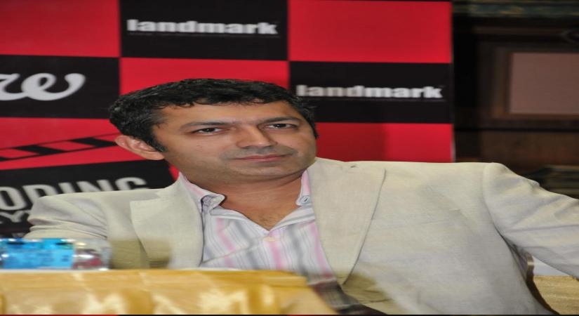 Mumbai, May 23 (IANS) Director Kunal Kohli, known for making films like "Hum Tum" and "Fanaa", has lost a family member to COVID-19, and says he is heartbroken that the whole family cant get together to grieve the loss.