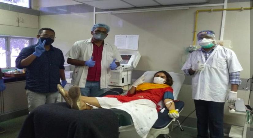 Actress Zoa Morani blood donation.