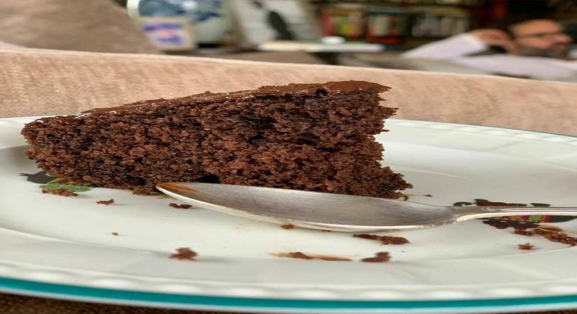 Kareena savours chocolate cake as Saif looks grumpy.