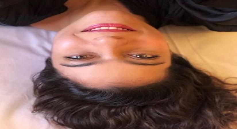 Kajol tries to decode art of taking a selfie.