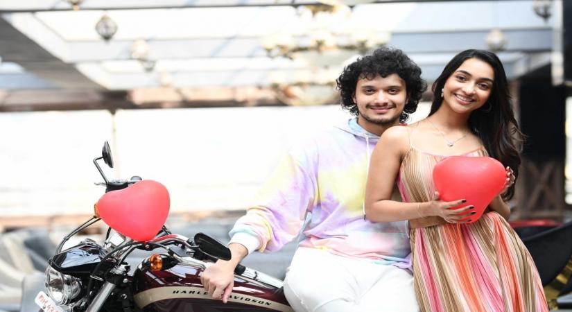 Mumbai, May 23 (IANS) Superstar Salman Khan has unveiled the poster of Rajkumar Santoshi's "Bad Boy", the debut film of Mithun Chakraborty's son Namashi Chakraborty.