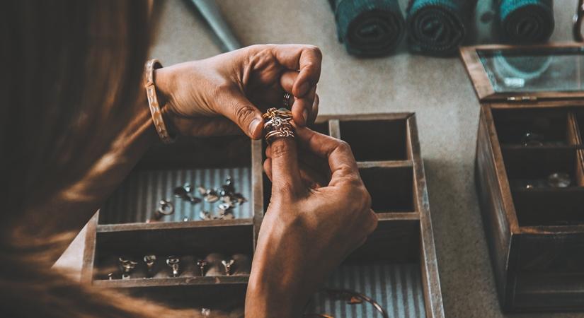 Maintaining jewellery hygiene 