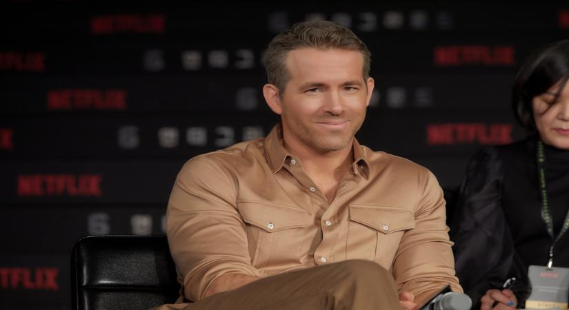 Ryan Reynolds crashes Hugh Jackman's 'X-Men' meet