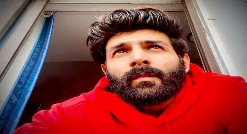 Mumbai, June 5 (IANS) After treating fans with a heavily bearded selfie, actor Kartik Aaryan posted a photograph of himself with well-trimmed facial hair.