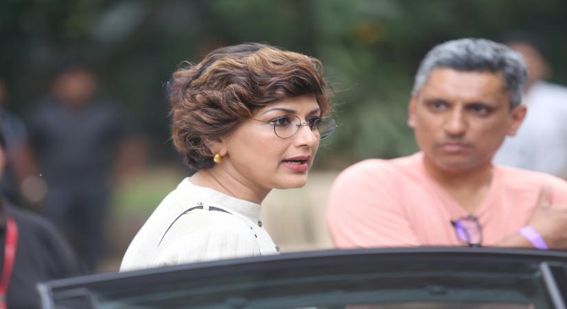 Mumbai, June 10 (IANS) Actress Sonali Bendre admits that it is hard not to feel despair and lost amid all the chaos due to the coronavirus crisis, and credits positive and hopeful stories for bringing her out of the darkness.