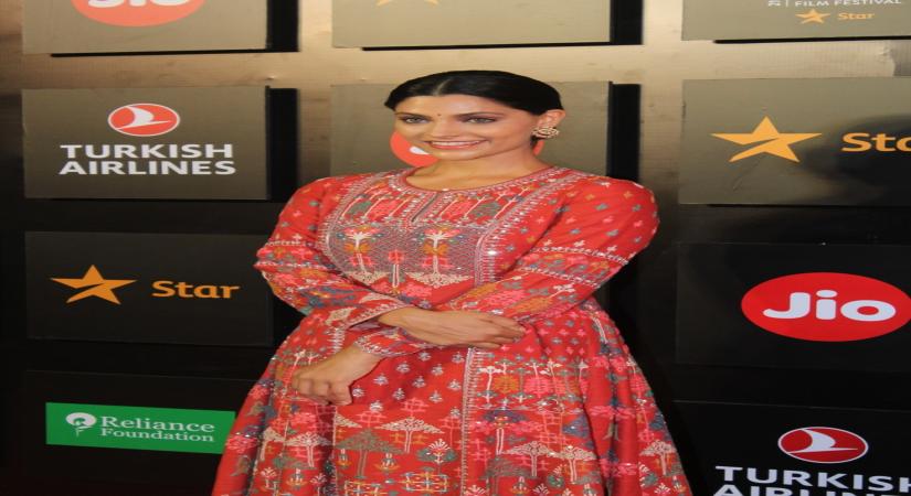 Mumbai, June 22 (IANS) Actress Saiyami Kher has received positive reviews for her performance in the new digital film "Choked: Paisa Bolta Hai", directed by Anurag Kashyap .
