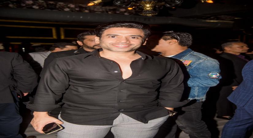 Mumbai, June 22 (IANS) Hairstylist-turned-singer Moin Sabri is working with Tusshar Kapoor, and he says that the actor is a very positive person.