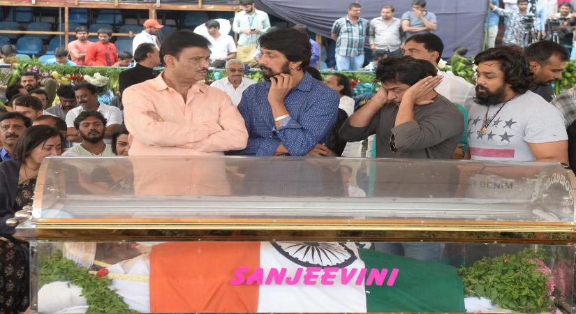 Bengaluru: Actors Sudeep, Chiranjeevi Sarja, and others pay their last respects to veteran Kannada actor M.H. Ambareesh, who died at a private hospital in Bengaluru on Saturday night due to heart attack; on Nov 25, 2018. (Photo: IANS)