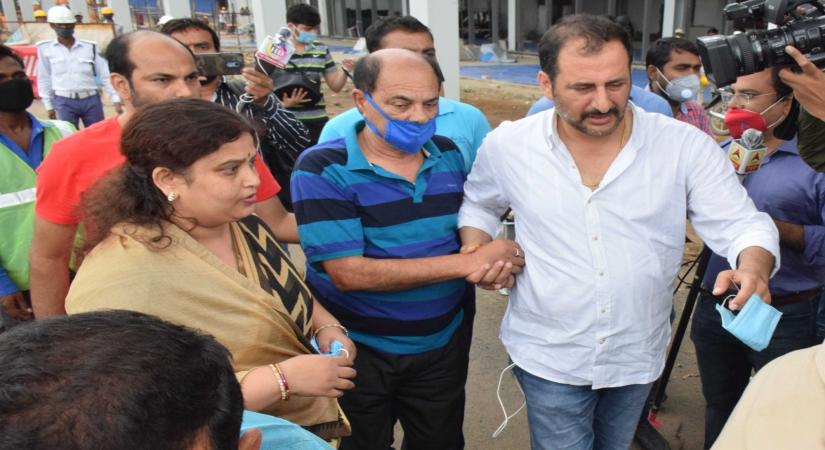 Patna: Late actor Sushant Singh Rajput's father and other family members leave for Mumbai from Patna on June 15, 2020. (Photo:IANS)