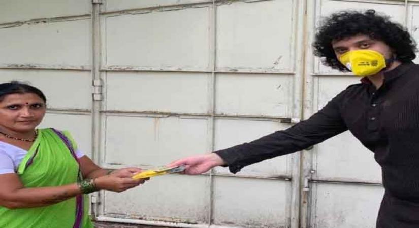 COVID-19: Namashi Chakraborty, Amrin distribute masks.