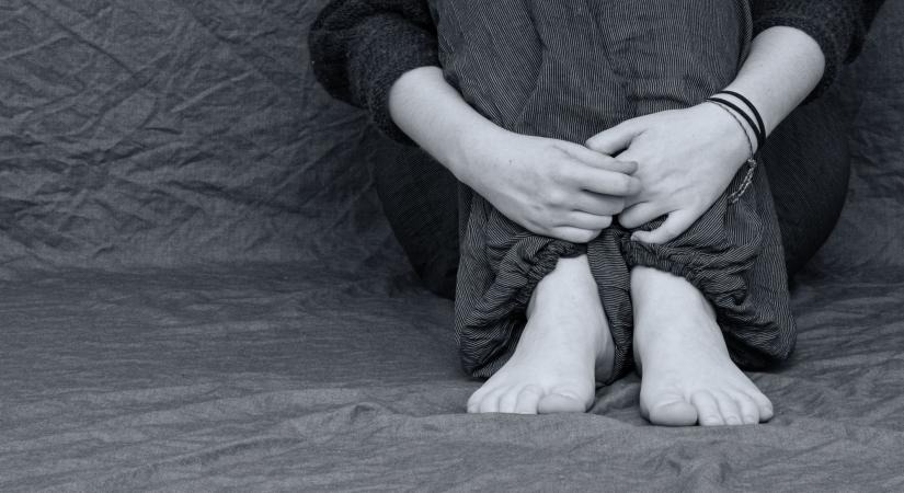 Women who have experienced childhood trauma become mothers earlier than those with a more stable childhood environment, according to a new study.