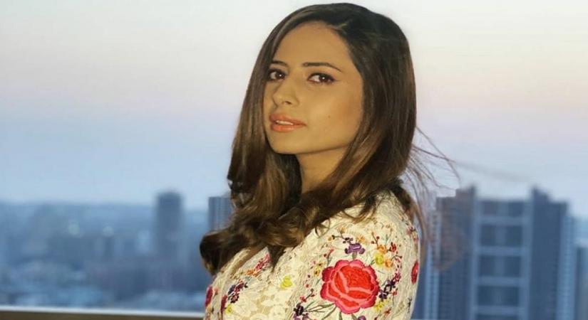 Chandigarh, June 25 (IANS) Actress Sargun Mehta is currently spending time with her family in Chandigarh, and on Thursday she took to Instagram and posted a couple of pictures where she is seen wearing her father's blue kurta.