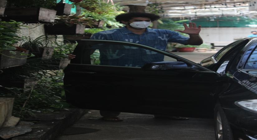 Mumbai: Actor Aditya Roy Kapoor seen in Mumbai's Juhu. (Photo: IANS)
