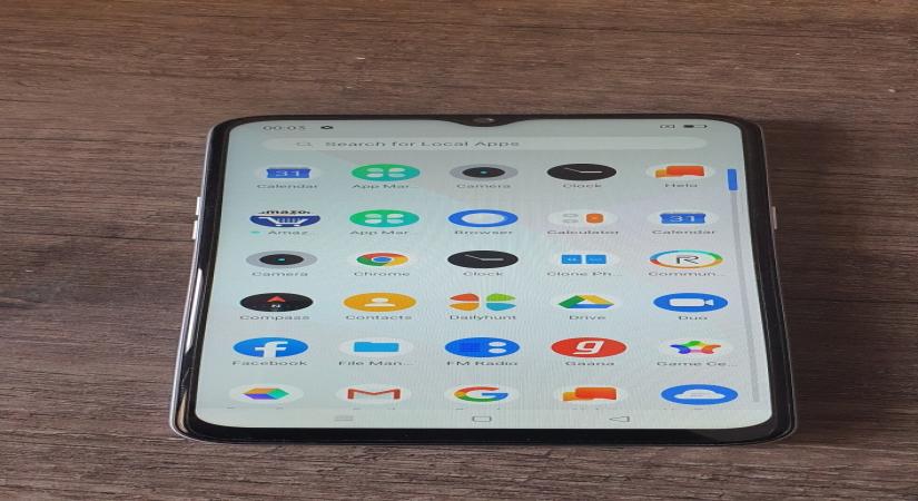 Sydney, July 8 (IANS Parents may worry that spending time on their smartphones has a negative impact on their relationships with their children, however, a new study found that this is unlikely to be the case .