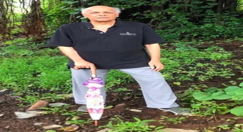 Kangana's team alleges Mahesh Bhatt threw chappals at her, called her 'mad'.