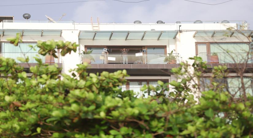 Mumbai, July 21 (IANS) Mannat, the bungalow where Shah Rukh Khan and family live, has been covered with plastic sheets due to the ongoing monsoon season, and a picture has gone viral.