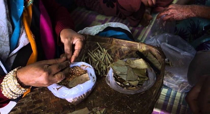 Beedi rollers (Credit: YouTube)