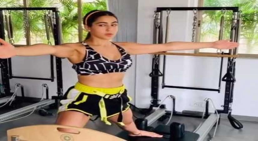 Mumbai, July 4 (IANS) Actress Sara Ali Khan on Saturday posted a quirky snapshot where she is seen twinning with her mom Amrita Singh.